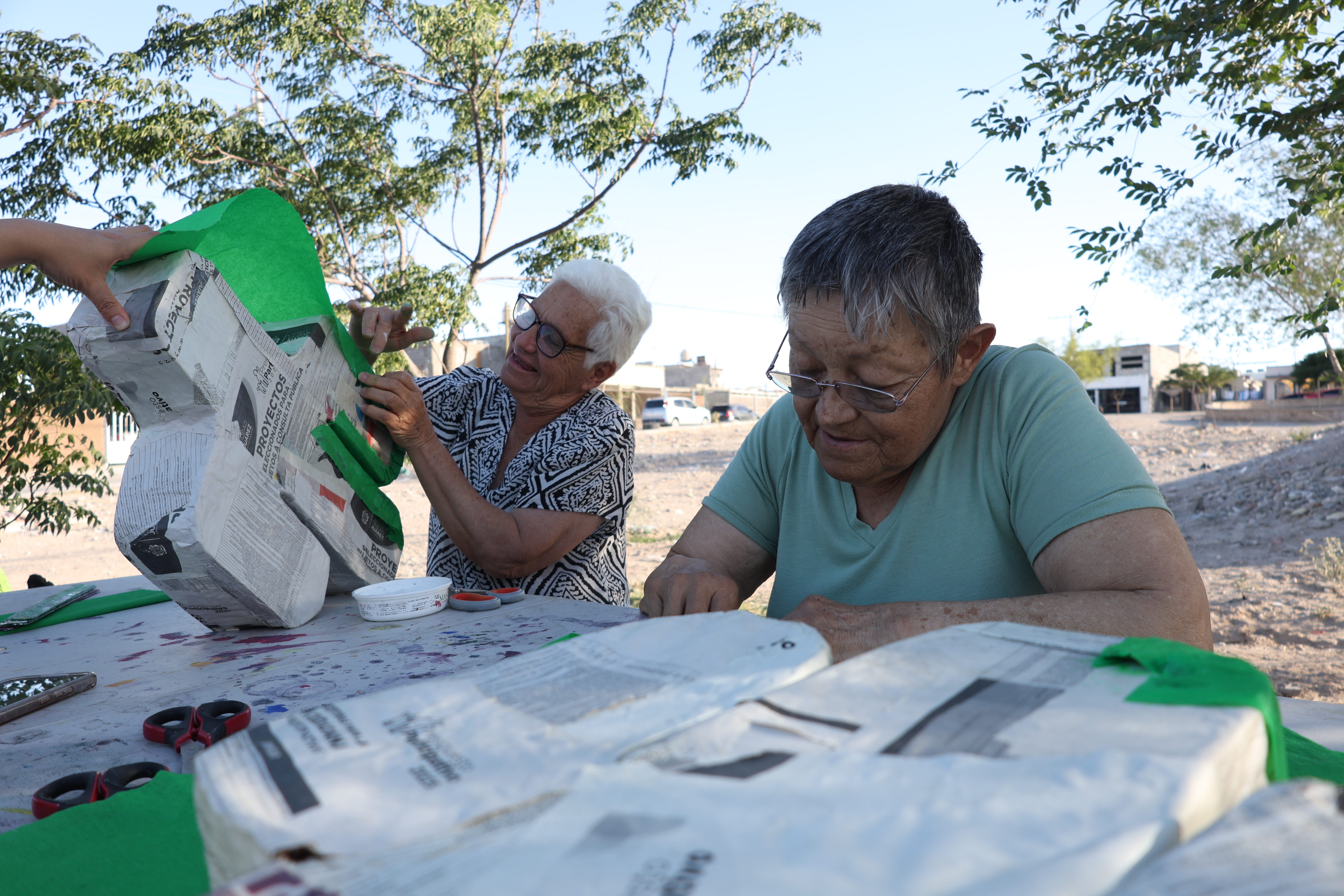 El arte frente a la soledad: imparten taller de piñatería a habitantes del suroriente