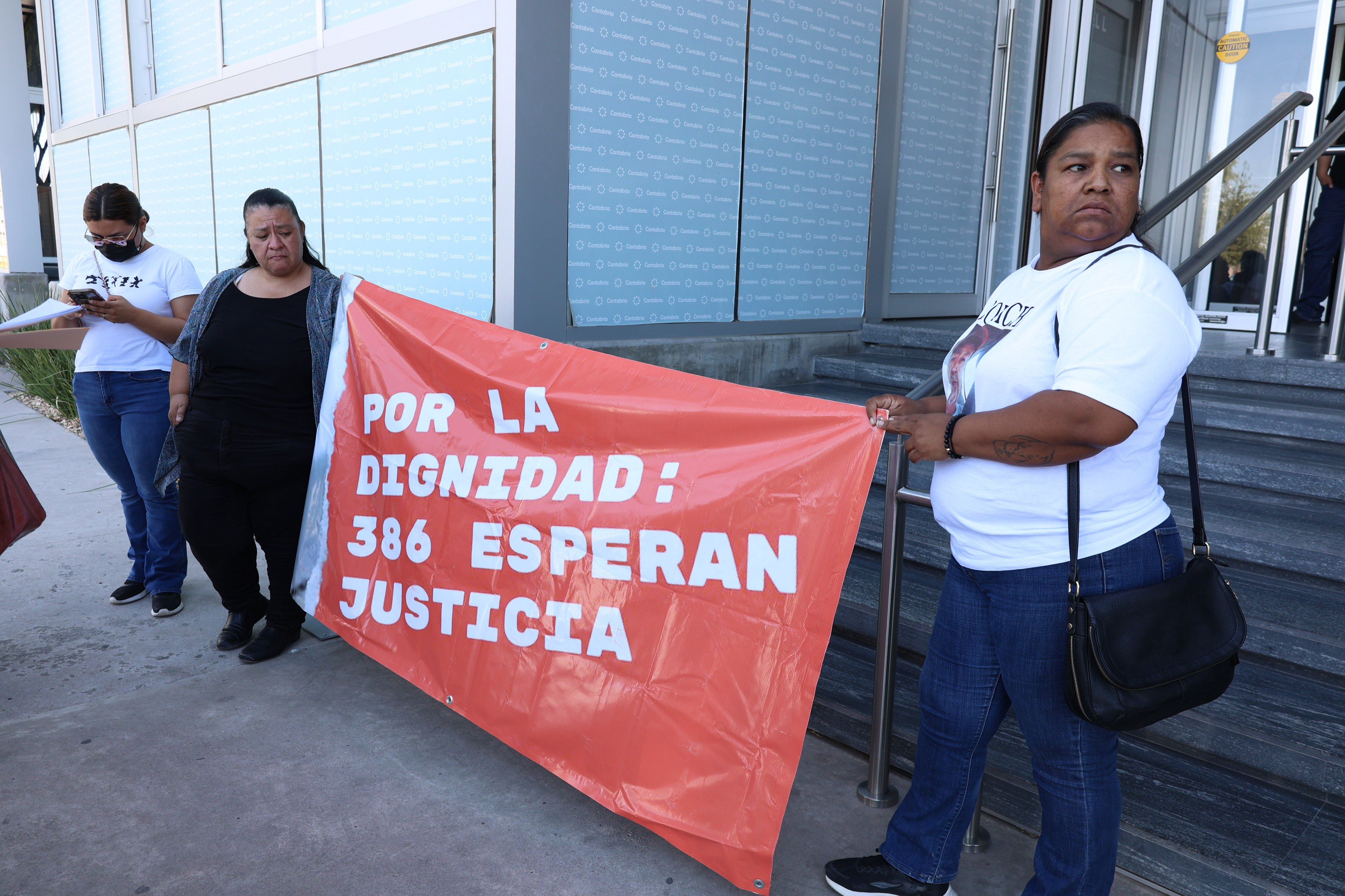 Galería: “Maru encubre al crematorio Plenitud”, familias exigen en protesta respuestas a la gobernadora