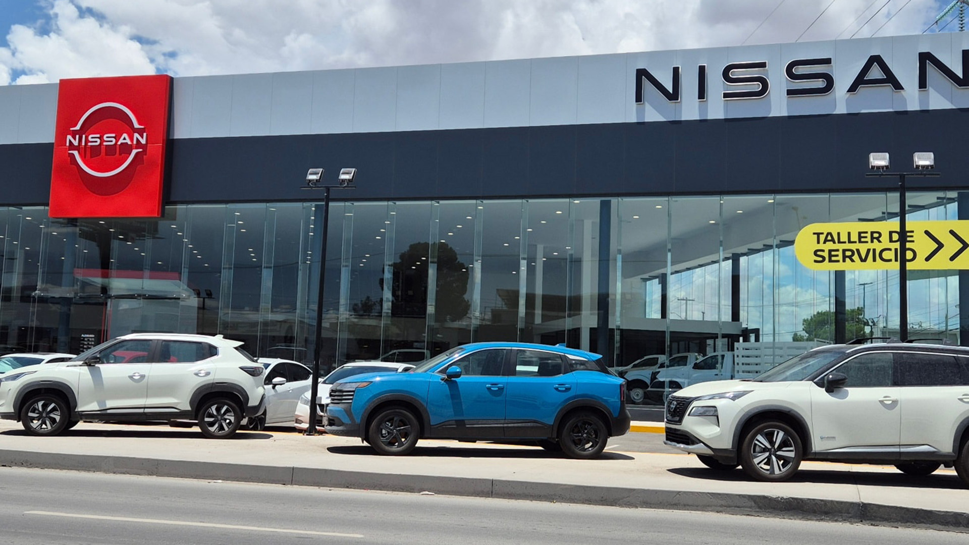 Retiran autos de banquetas en la Ejército Nacional tras denuncia ciudadana