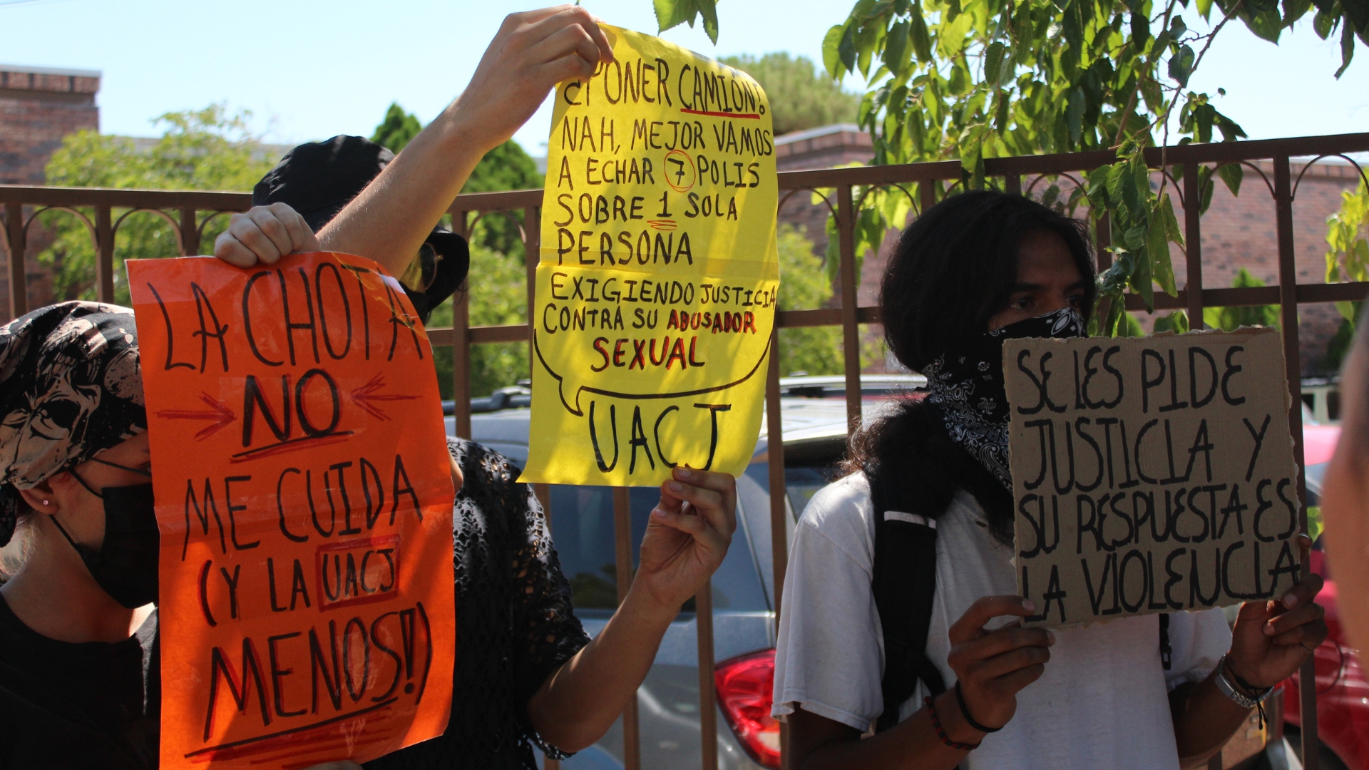Protestan estudiantes en Rectoría por detención de extrabajador de la UACJ, Erik Carbajal