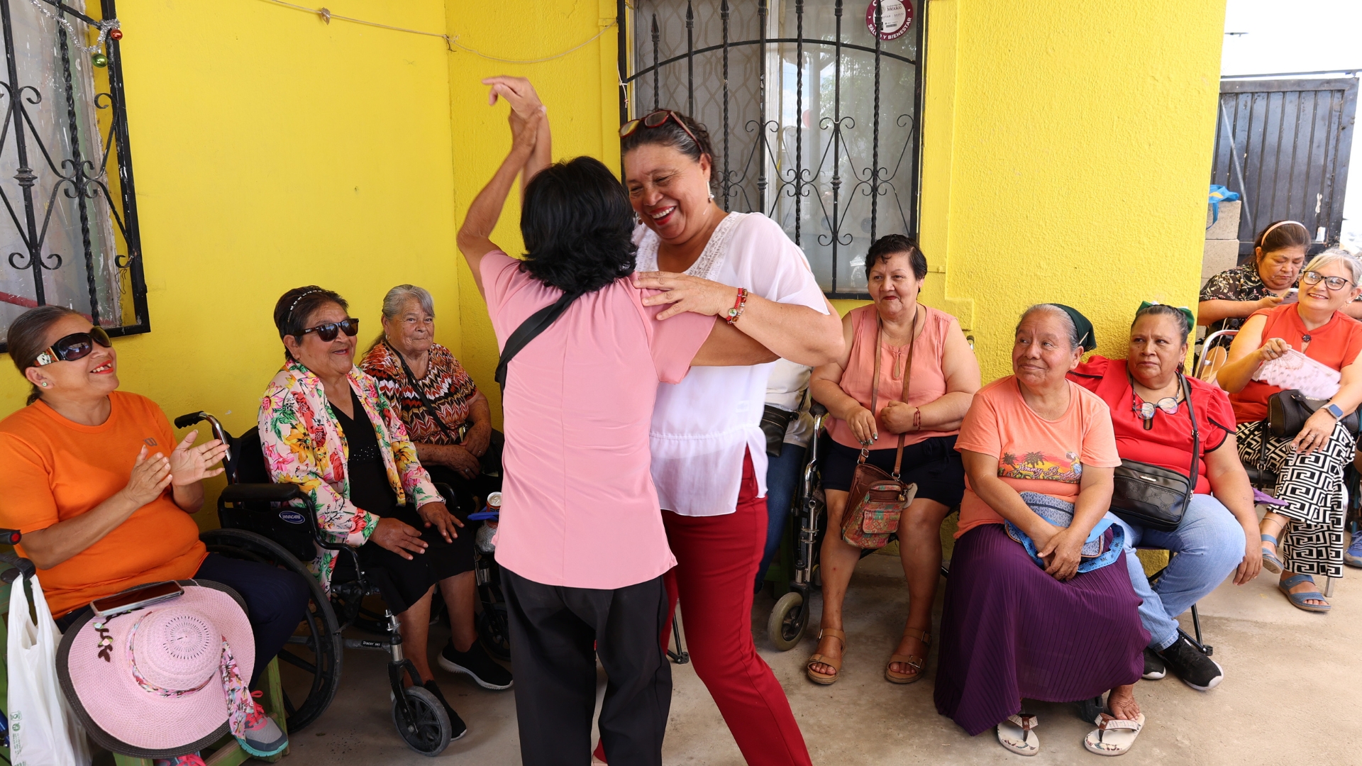 Adultos mayores participan en show de talentos en Riberas del Bravo
