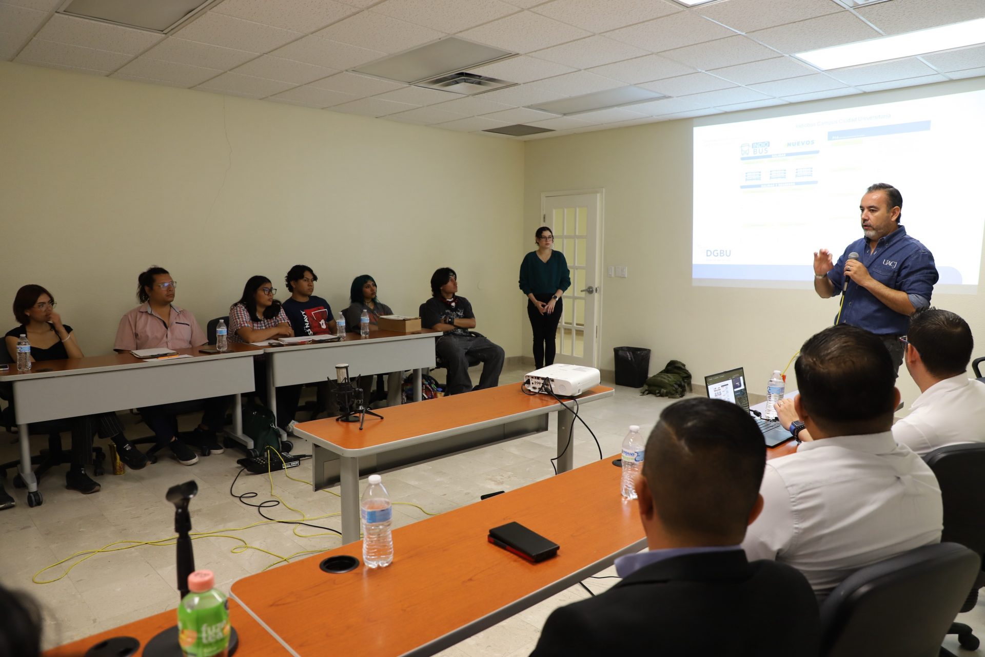 UACJ presenta a estudiantes soluciones temporales sobre transporte universitario