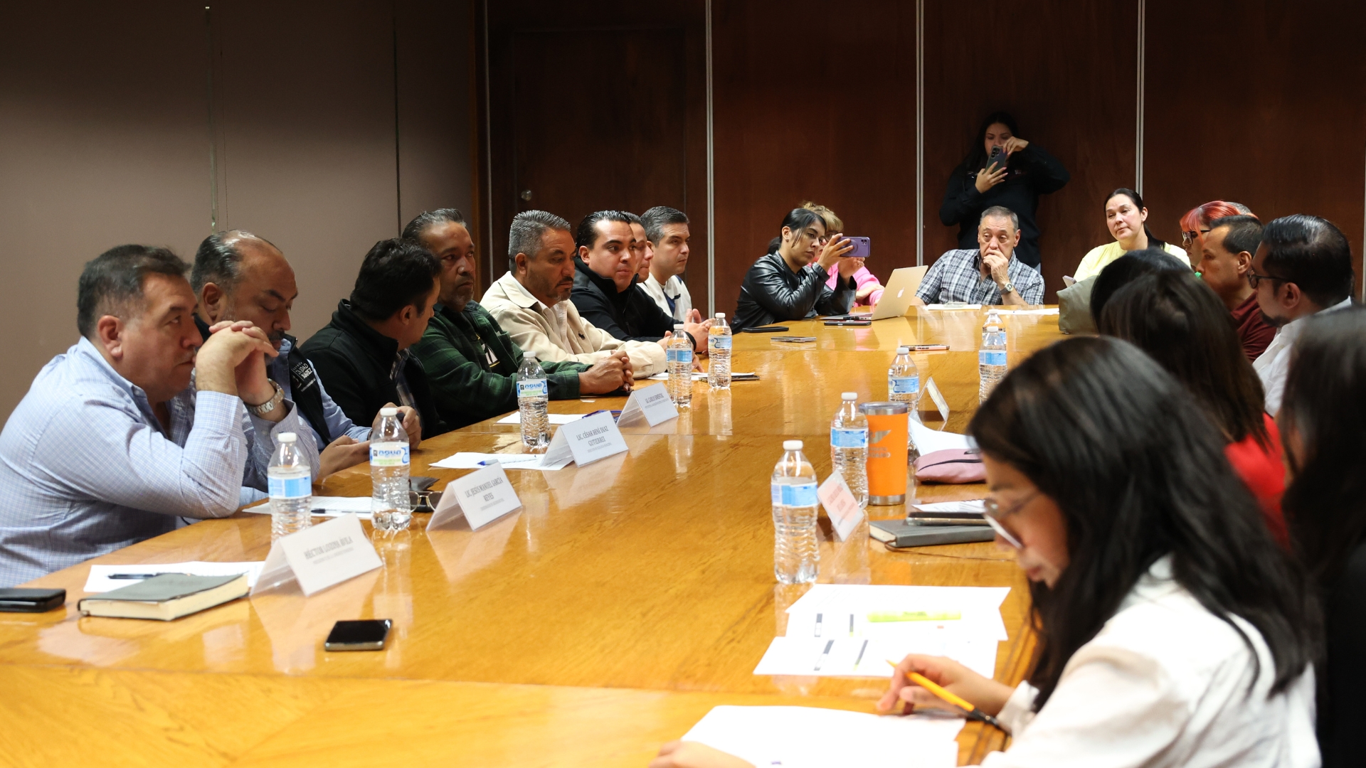 Denuncian quema de metal de recicladora cerca de viviendas; alertan por contaminación y daños a la salud