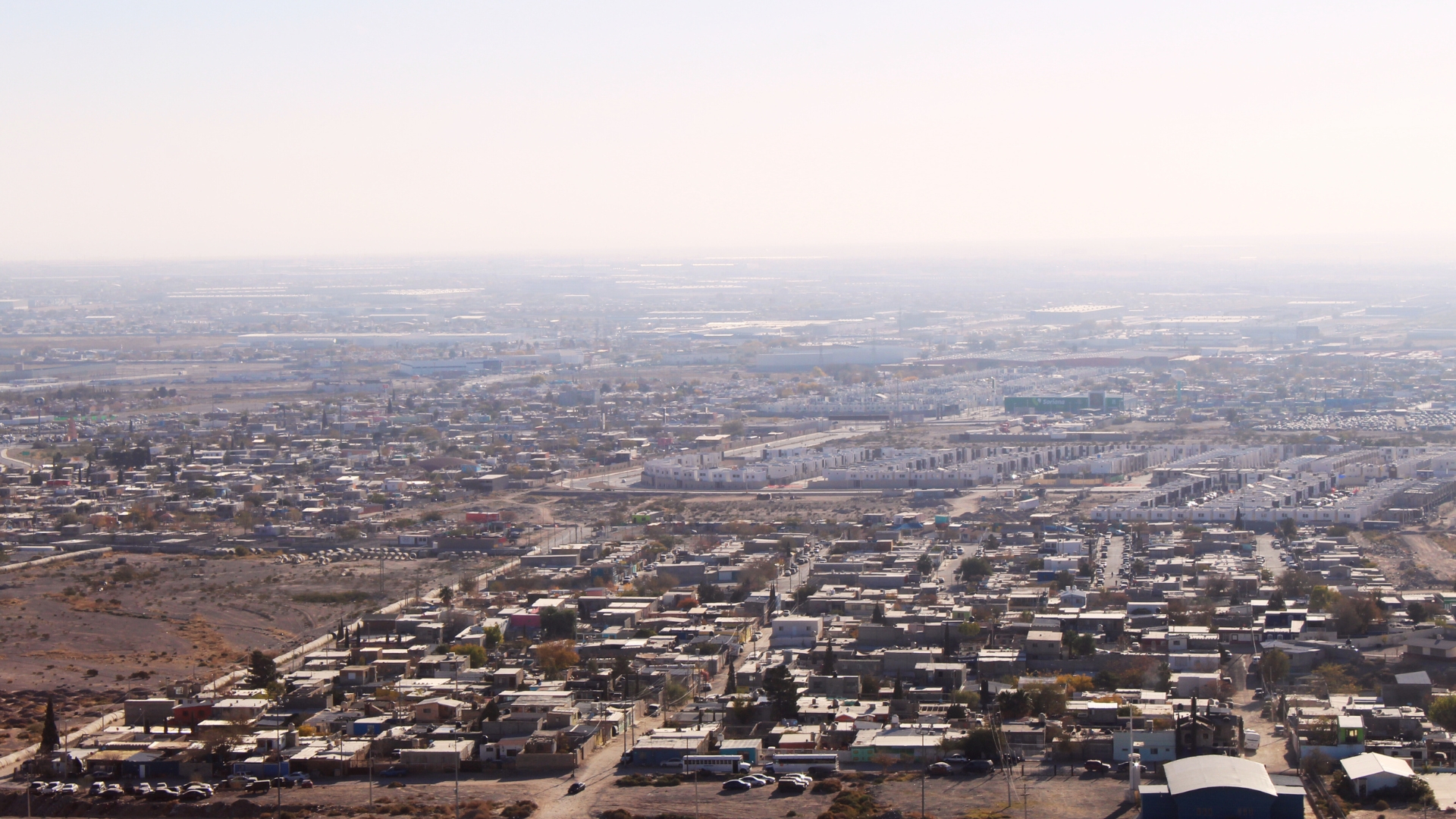 Juárez se ahoga entre partículas contaminantes de polvo, emisiones de autos y cementeras